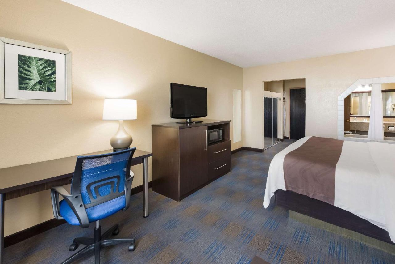 Quality Inn Upper Sandusky Bagian luar foto