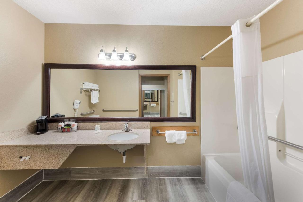 Quality Inn Upper Sandusky Bagian luar foto