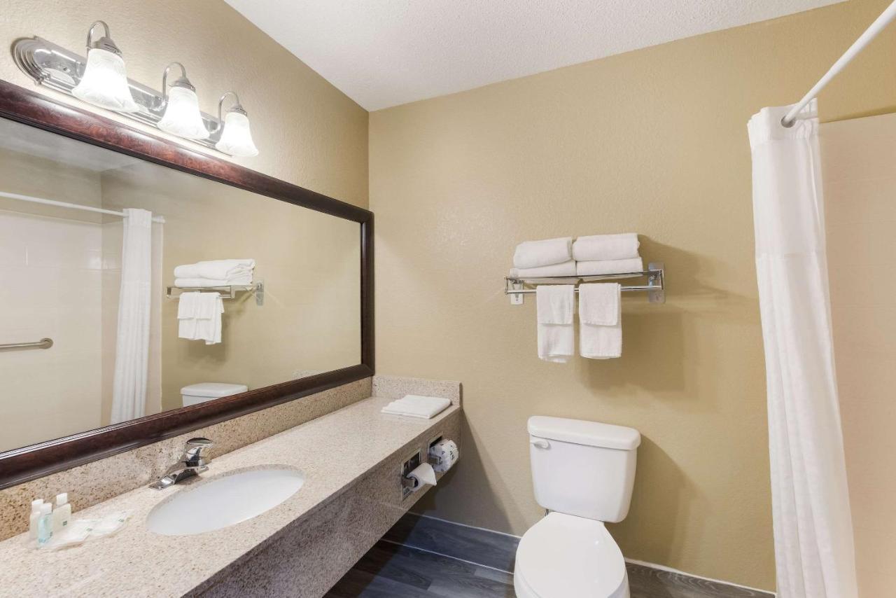 Quality Inn Upper Sandusky Bagian luar foto
