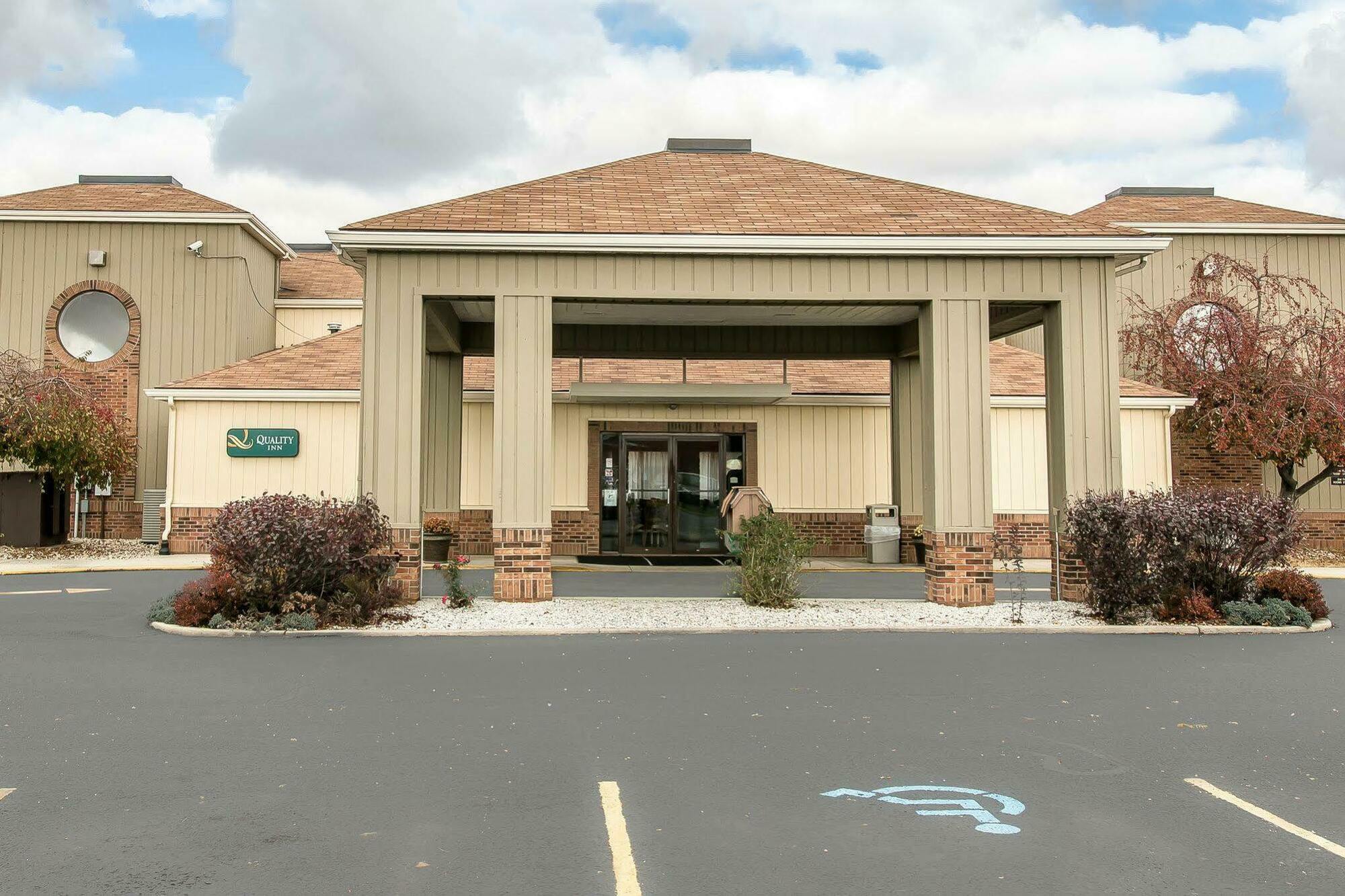 Quality Inn Upper Sandusky Bagian luar foto